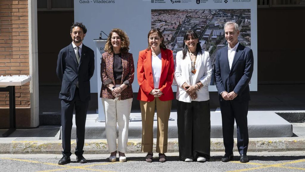 Damià Calvet, Olga Morales (Viladecans), Sílvia Paneque, Gemma Badia (Gavà) i Miquel Angel Munar (Roca) durant l’acte