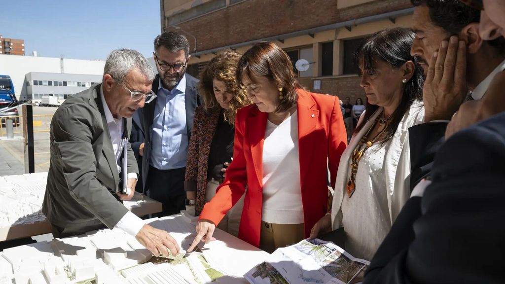 Paneque durant la visita a Roca City