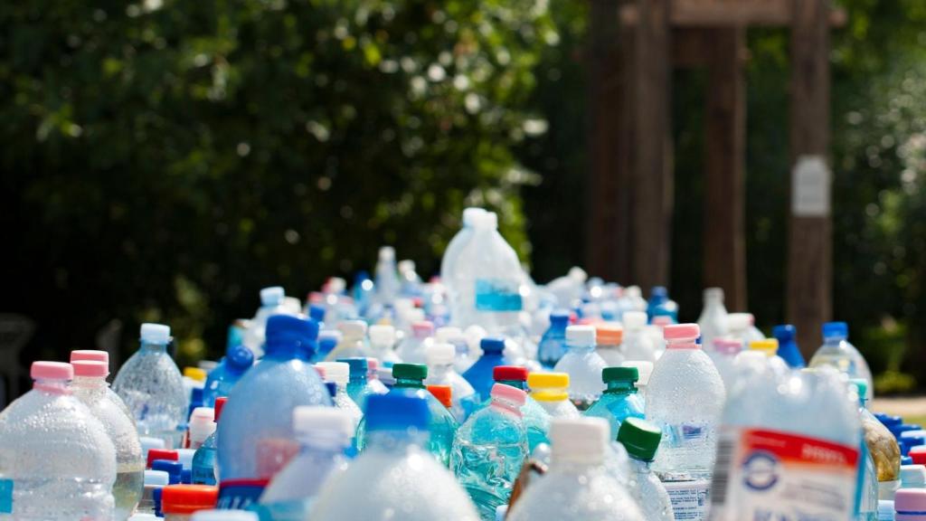Imagen de archivo de botellas de plástico 