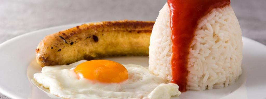Arròs a la cubana en imatge d'arxiu