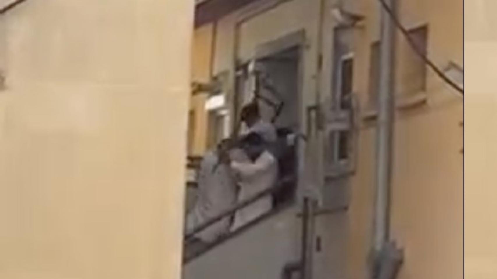 Pelea entre dos grupos en un edificio de Sant Roc