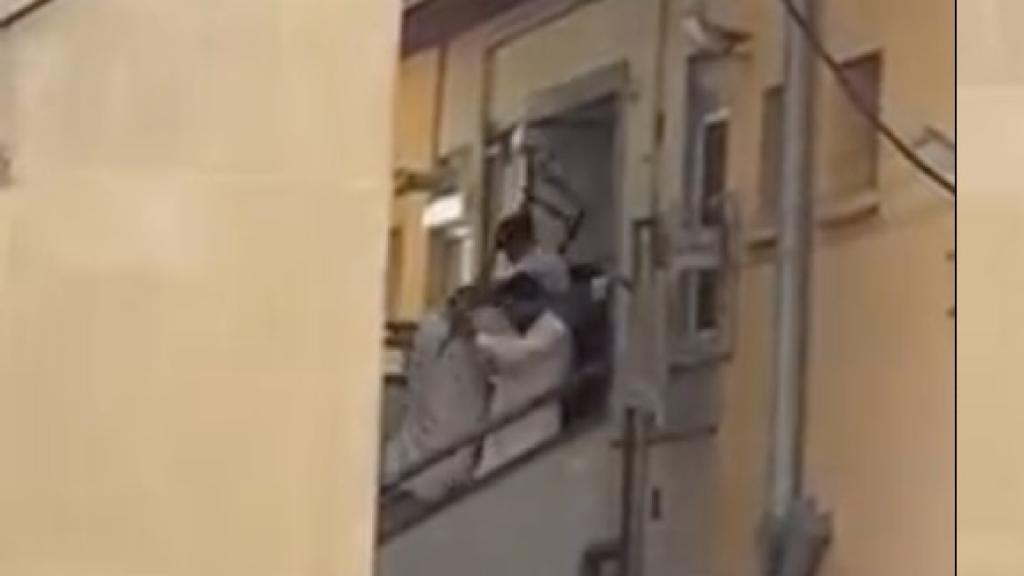 Pelea entre dos grupos en un edificio de Sant Roc