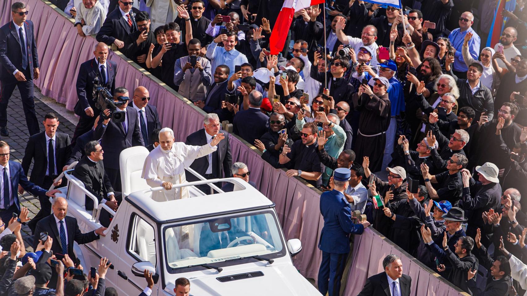 Imagen de archivo del Papa en su papamóvil