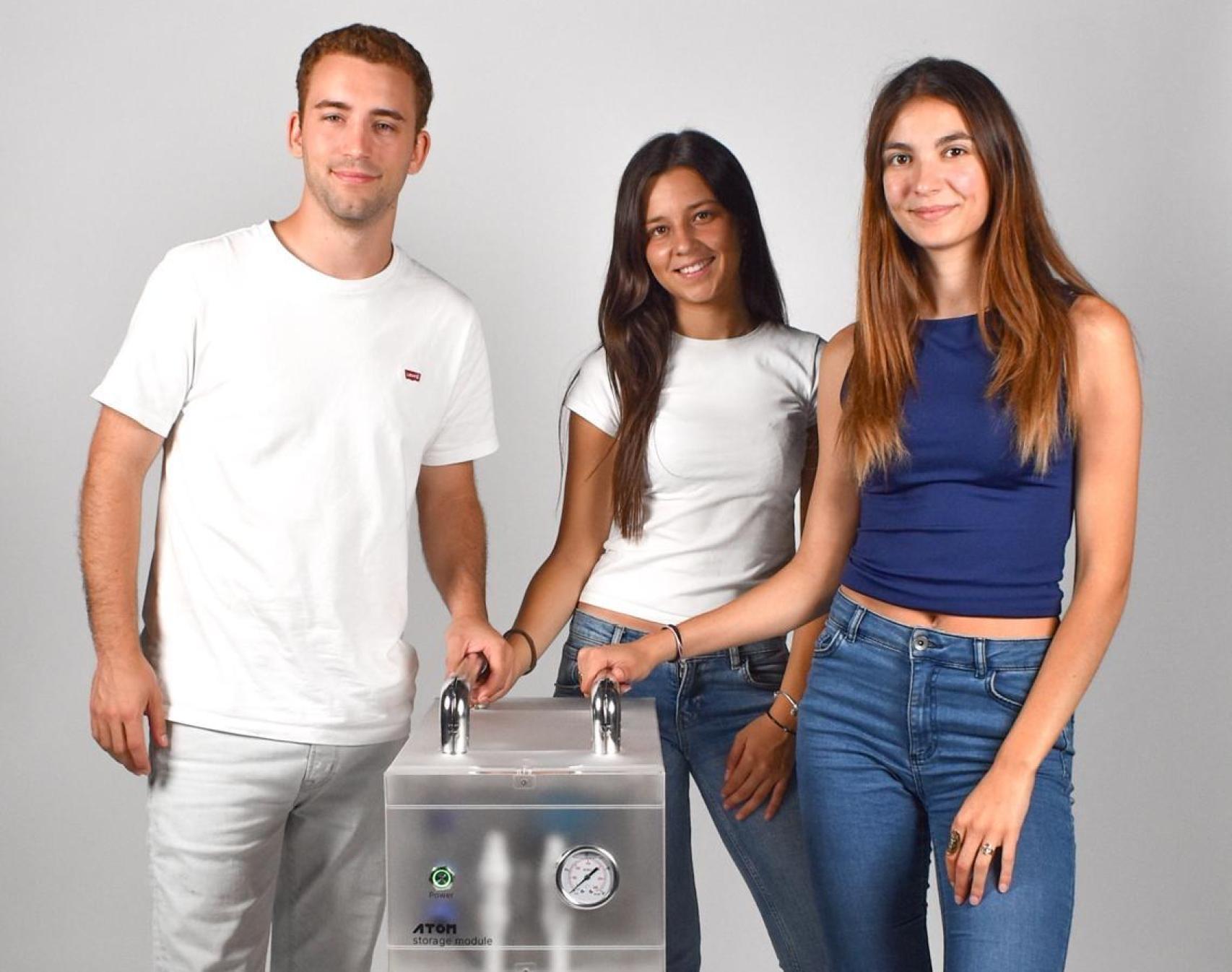 Marcel Rovira, Mariona Figueras i Anna Martín amb un prototip d'Atom H2