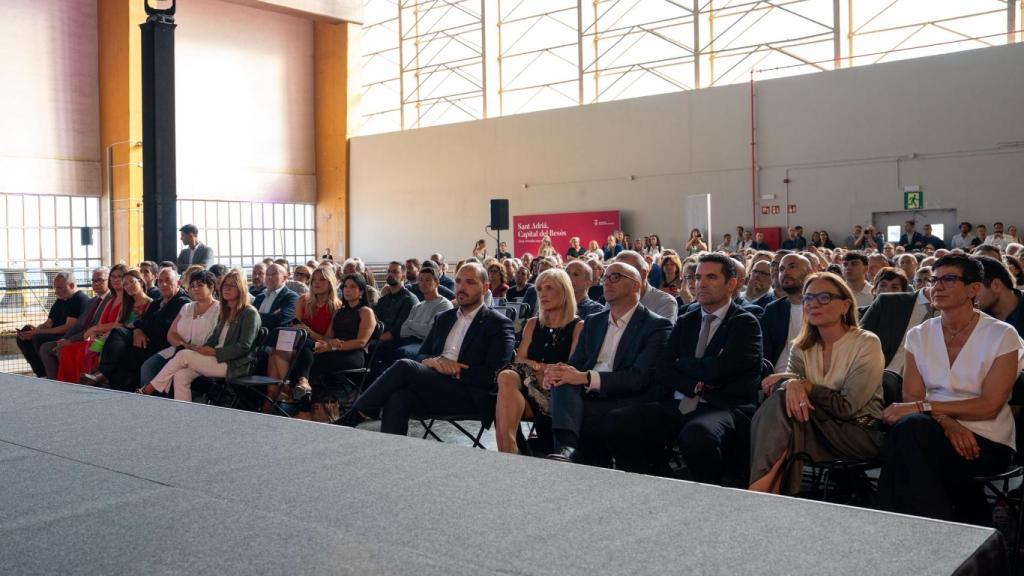 Asistentes al acto de las Tres Chimeneas de Sant Adrià