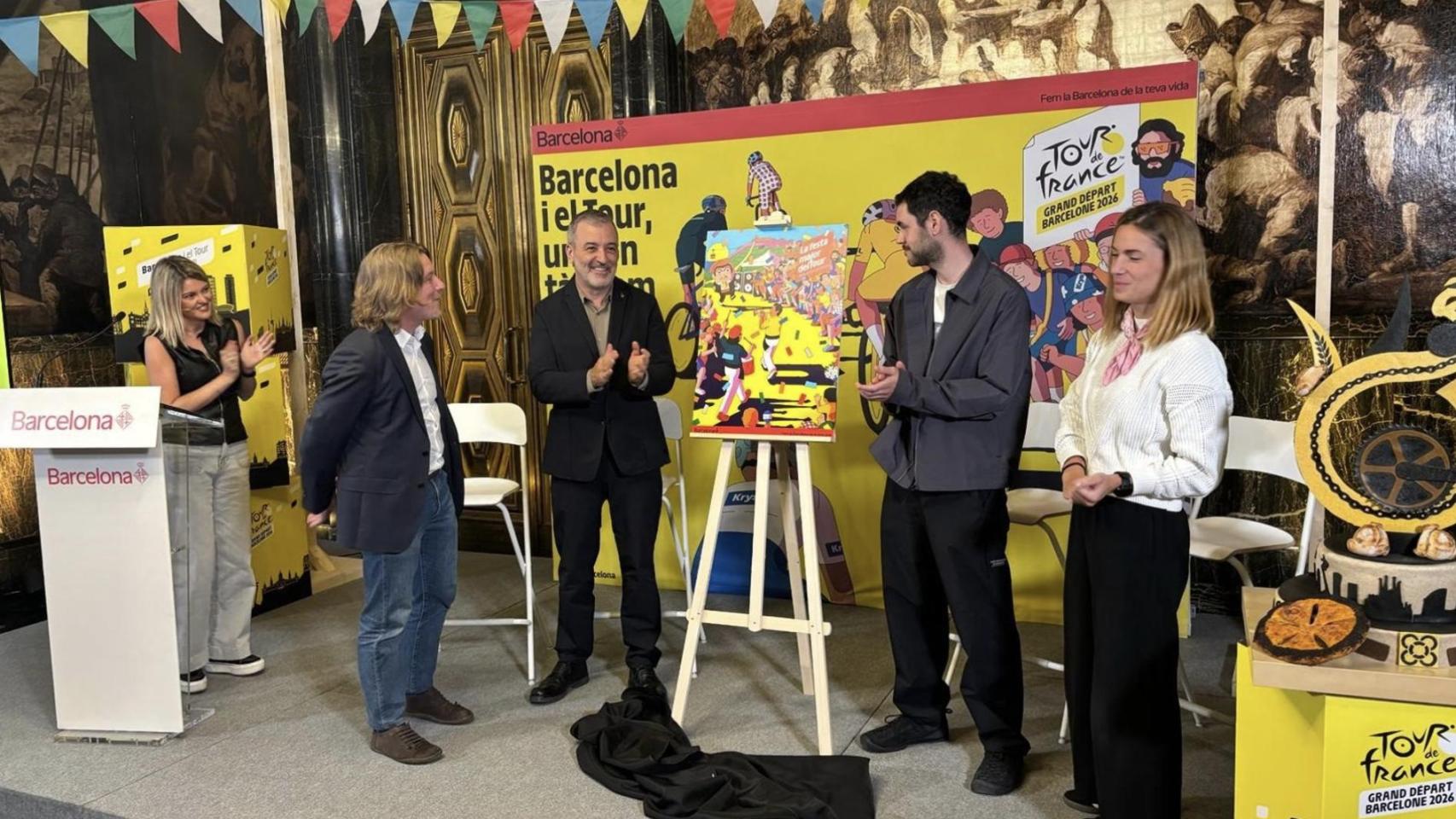 Collboni en la presentación del cartel de la Fiesta Mayor del Tour de Francia unas semanas atrás