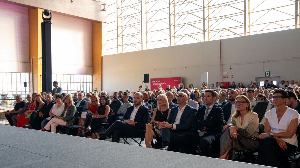 Assistents a l'acte de les Tres Xemeneies de Sant Adrià