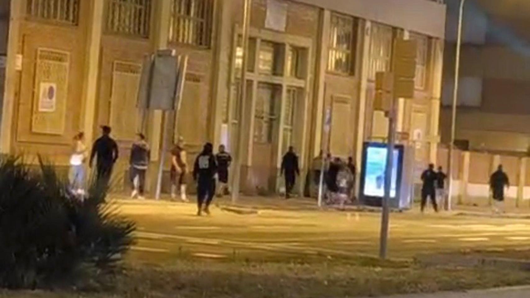 Vecinos de la Zona Franca patrullando el barrio por las noches