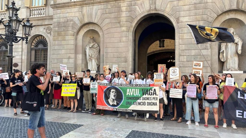 Manifestación de trabajadores municipales ante el Ayuntamiento de Barcelona