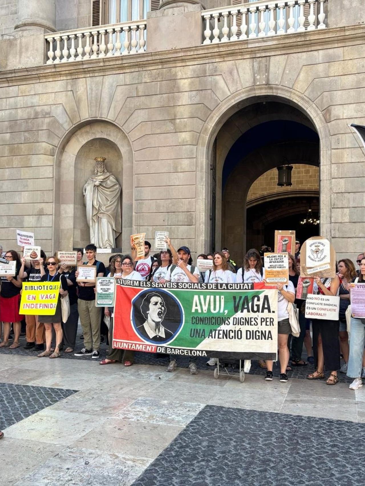 Manifestació de treballadors municipals davant l'Ajuntament de Barcelona