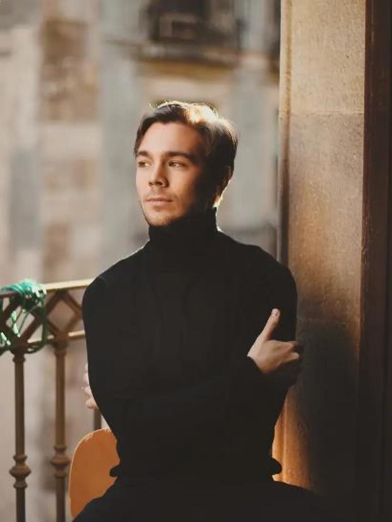 Carlos Cuevas en la terraza de su casa