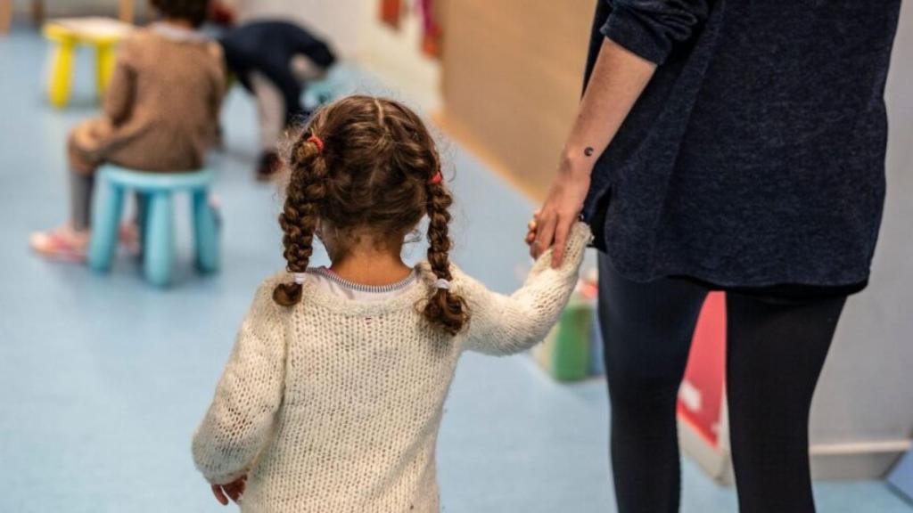 Una monitora con una niña