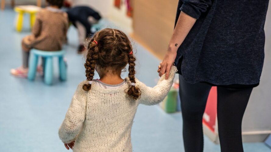 Una monitora con una niña