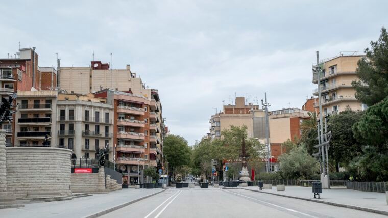 El carrer Marina abans de la seva reforma davant de la Sagrada Família