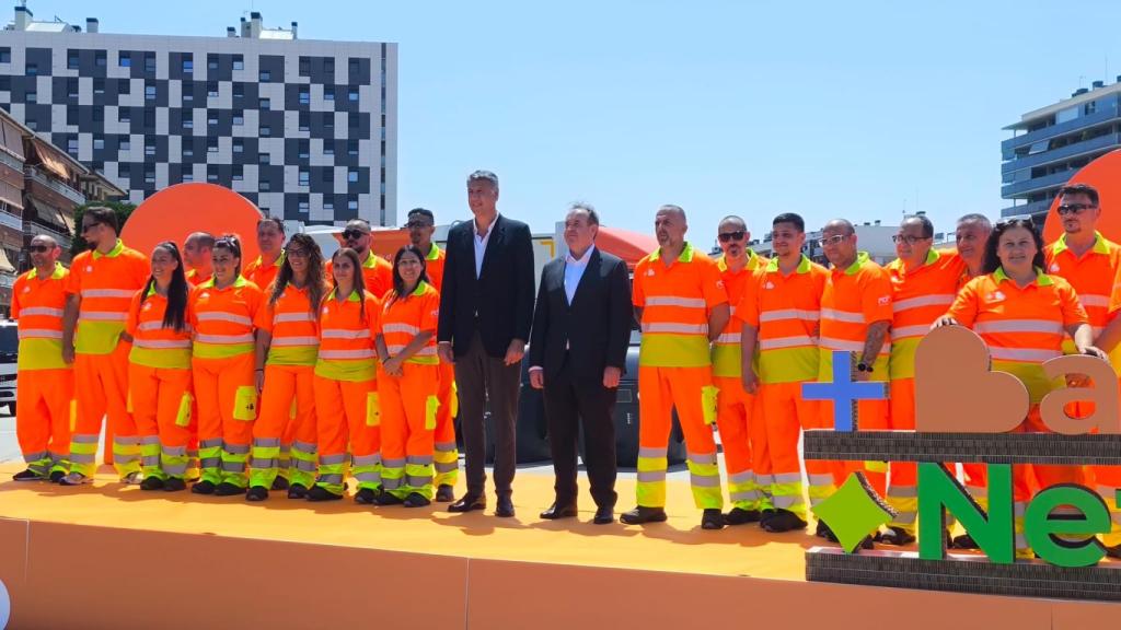 El alcalde de Badalona, Xavier García Albiol y el director de FCC Medio Ambiente, Javier Irigoyen, en la presentación de la nueva contrata de limpieza junto a varios empleados del servicio