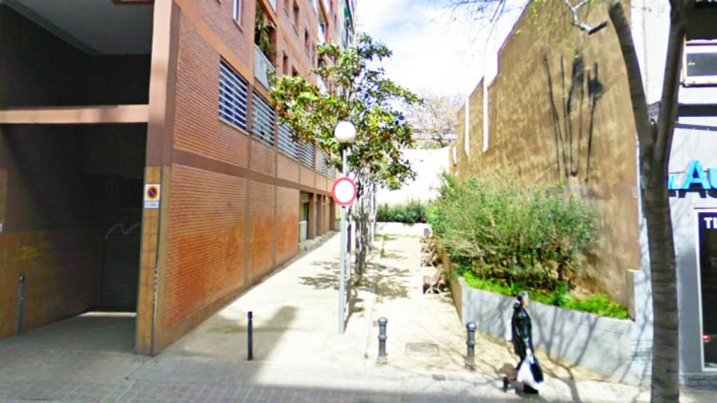 Acceso a los jardines de Clotilde Cerdà en la calle de Sardenya