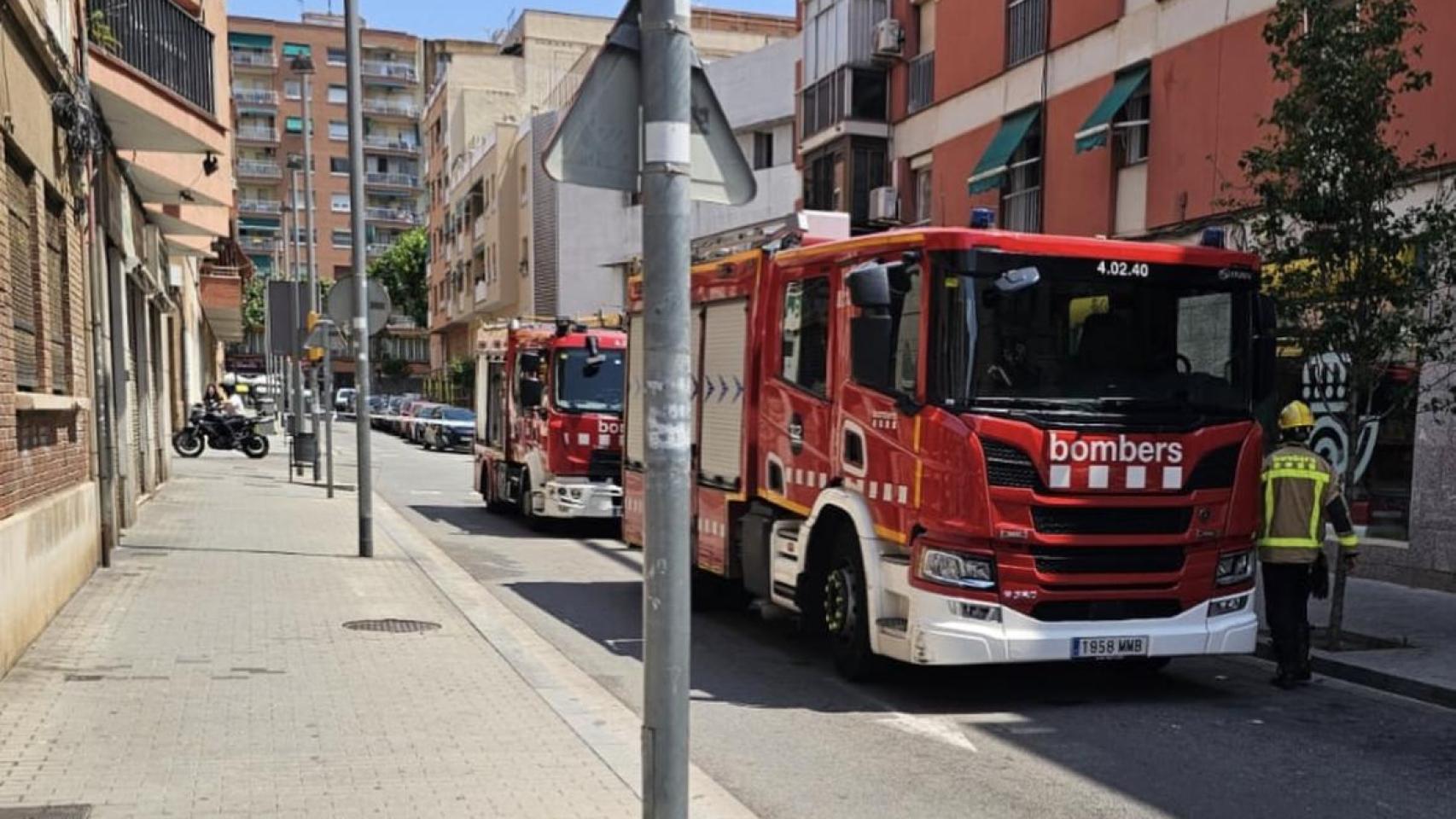 Bomberos en el derrumbe de una vivienda de Sant Adrià