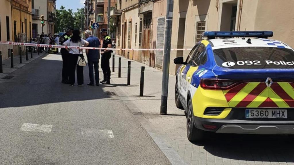 Bomberos en el derrumbe de una vivienda de Sant Adrià