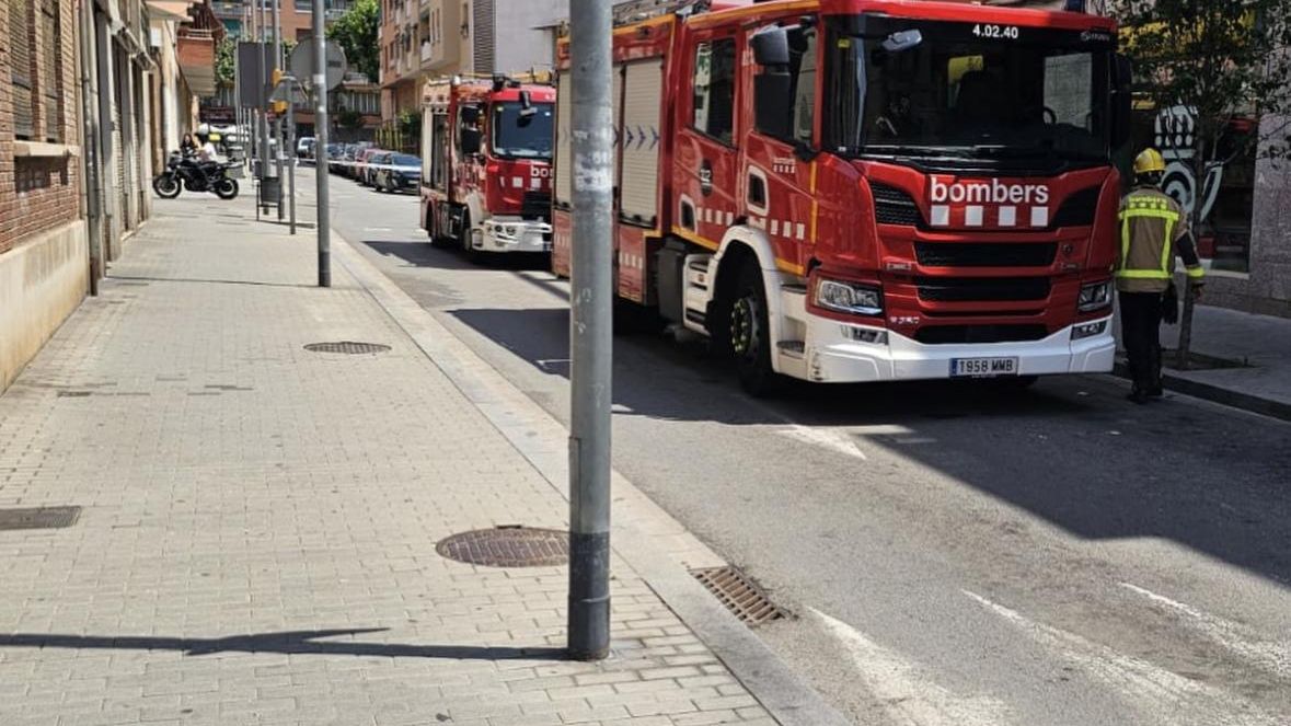 Bomberos en el derrumbe de una vivienda de Sant Adrià