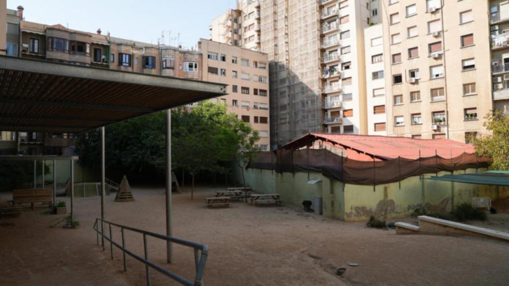 Interior del patio del colegio 9 Graons de Barcelona en 2022