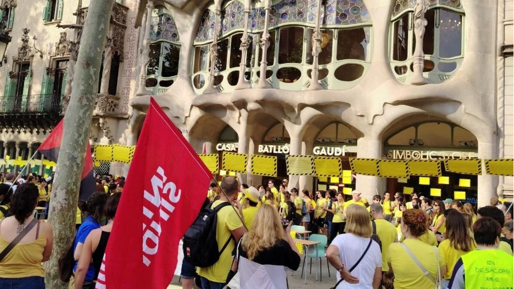 Docentes se concentran frente a la Casa Batlló