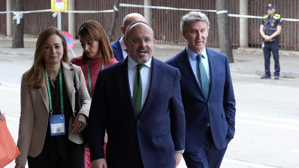Núñez Feijóo a su llegada al Palau de Congressos con la plana mayor del PPC