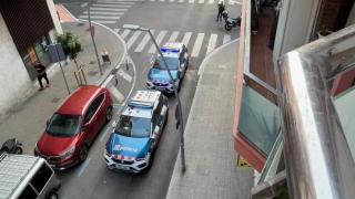Dispositivo policial la madrugada de este lunes, 1 de junio, en el Bar Josué de L'Hospitalet
