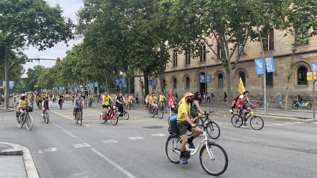 Bicicletada de docents al seu pas per la plaça Urquinaona de Barcelona