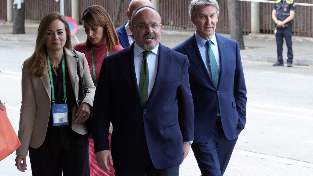 Núñez Feijóo a la seva arribada al Palau de Congressos amb la plana major del PPC