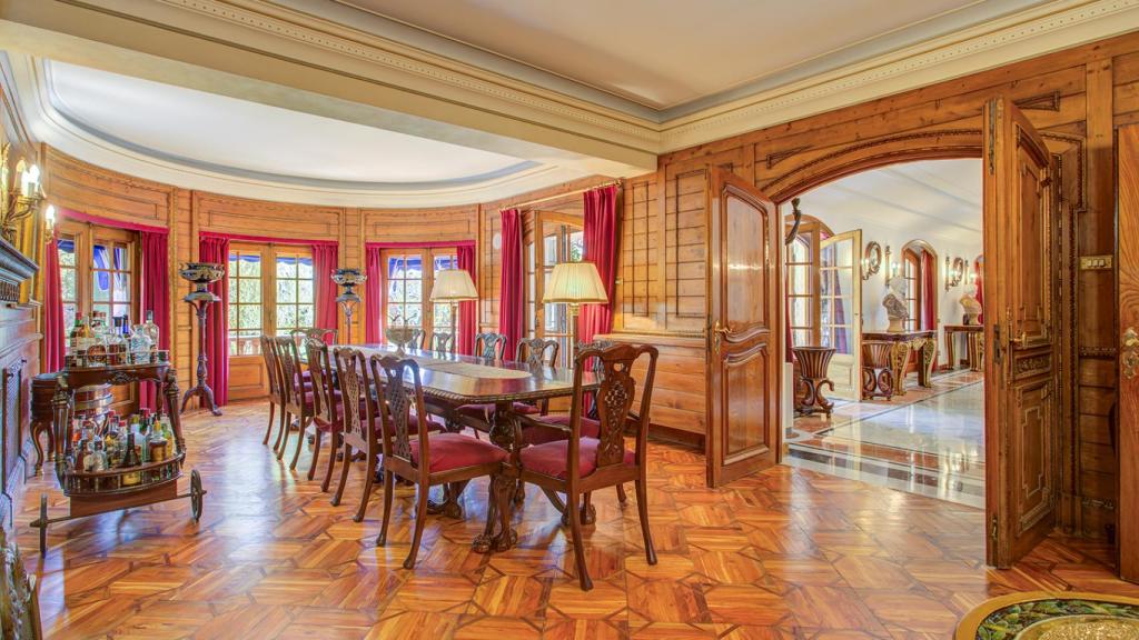 Comedor en la histórica villa diplomática de Roger Tur Pallier, del 1947, en Sitges