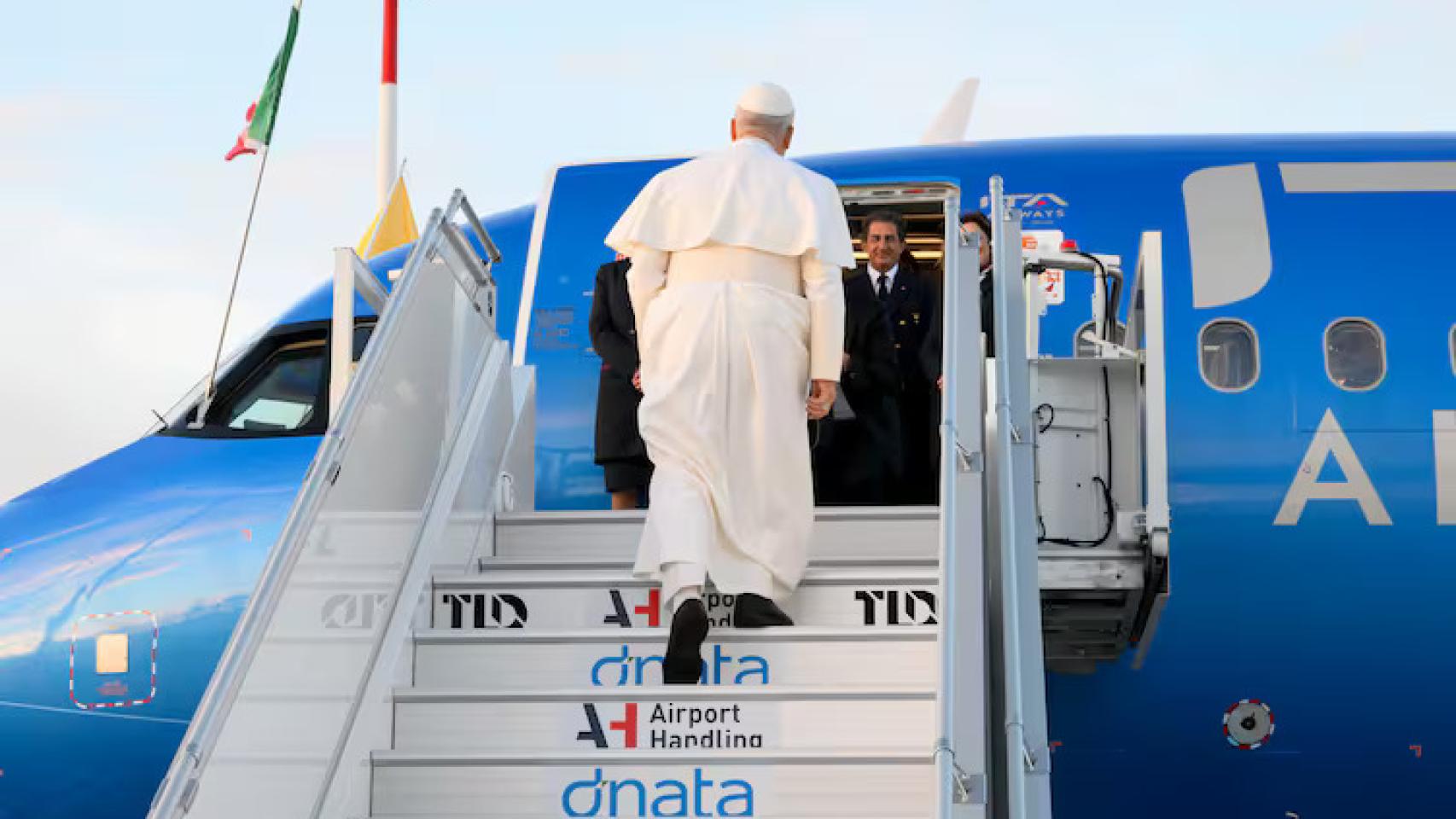 El Papa León XIV subiendo al avión en una imagen de archivo