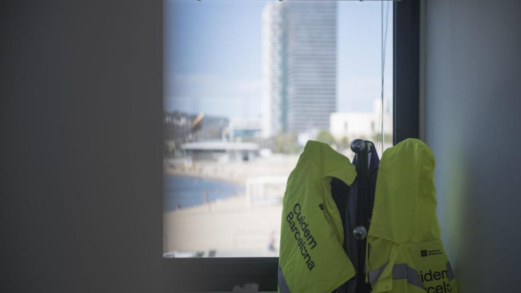 Un chaleco de servicios municipales de Barcelona en la playa
