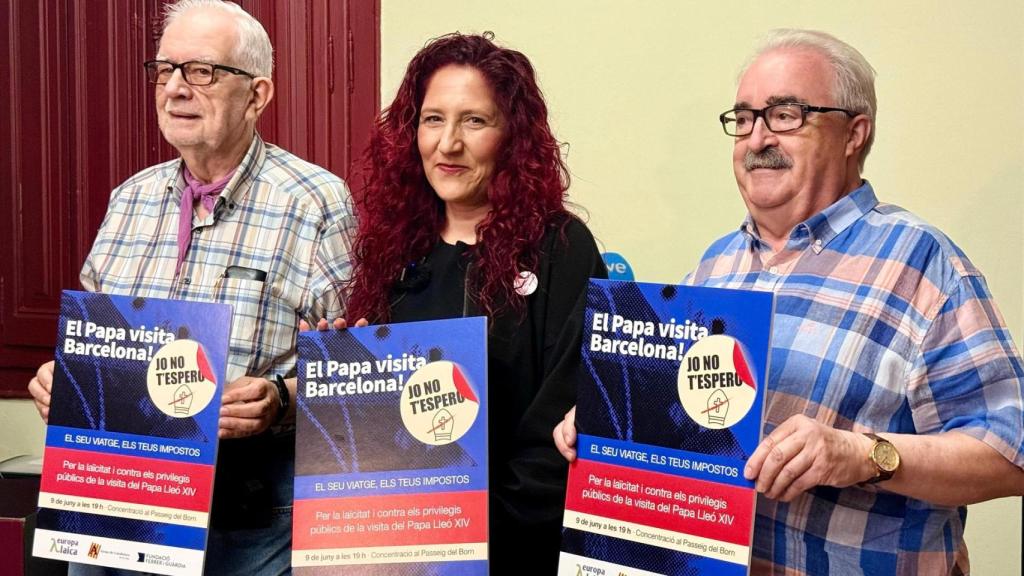 La directora de la Fundació Ferrer i Guàrdia, Hungría Panadero; el coordinador de Europa Laica Catalunya, Luis García, y el presidente de Ateus de Catalunya, Albert Riba, en la presentación de la concentración en Barcelona contra la visita del Papa