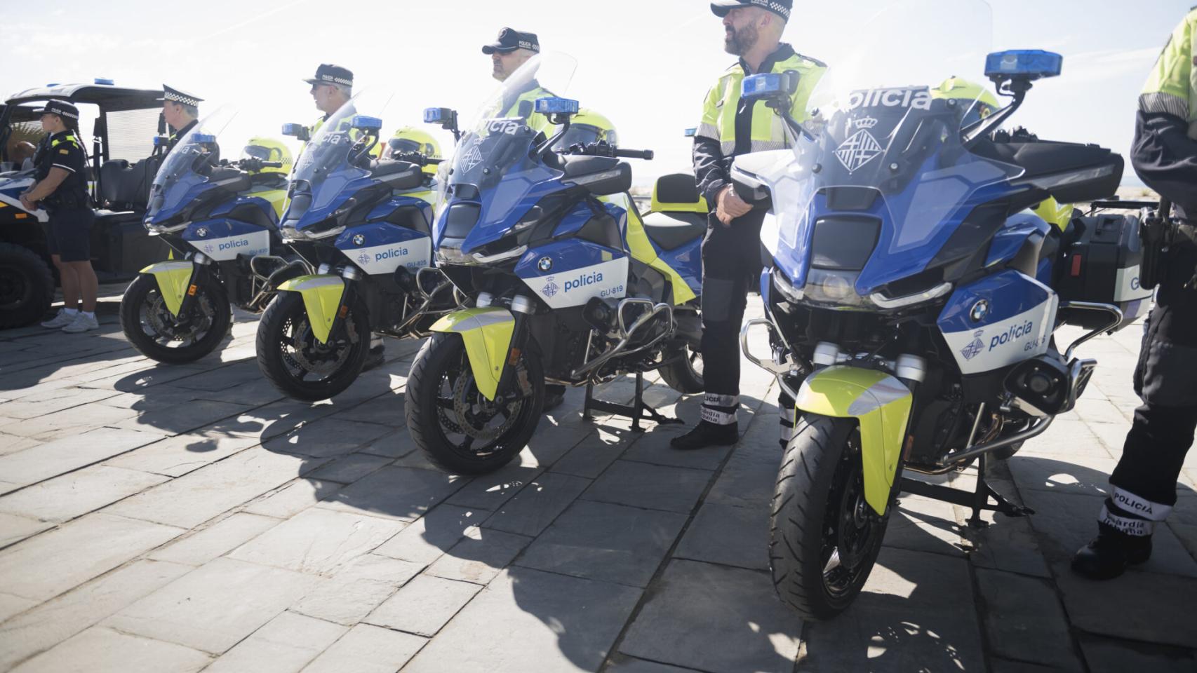 Motos de la Guardia Urbana de Barcelona en la playa