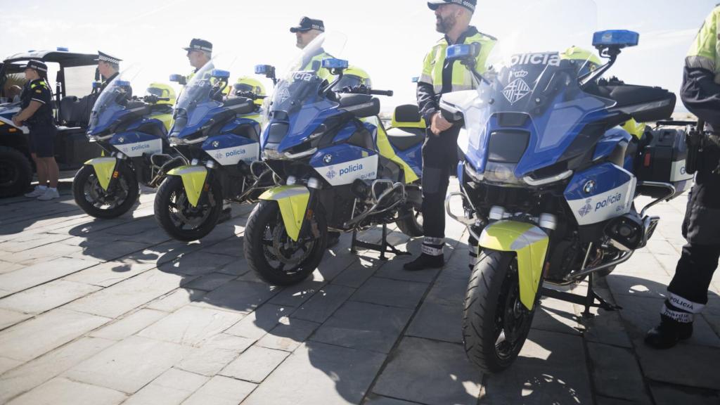 Motos de la Guardia Urbana de Barcelona en la playa