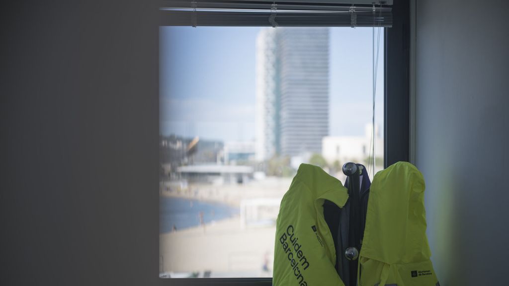 Un xalec de serveis municipals de Barcelona a la platja