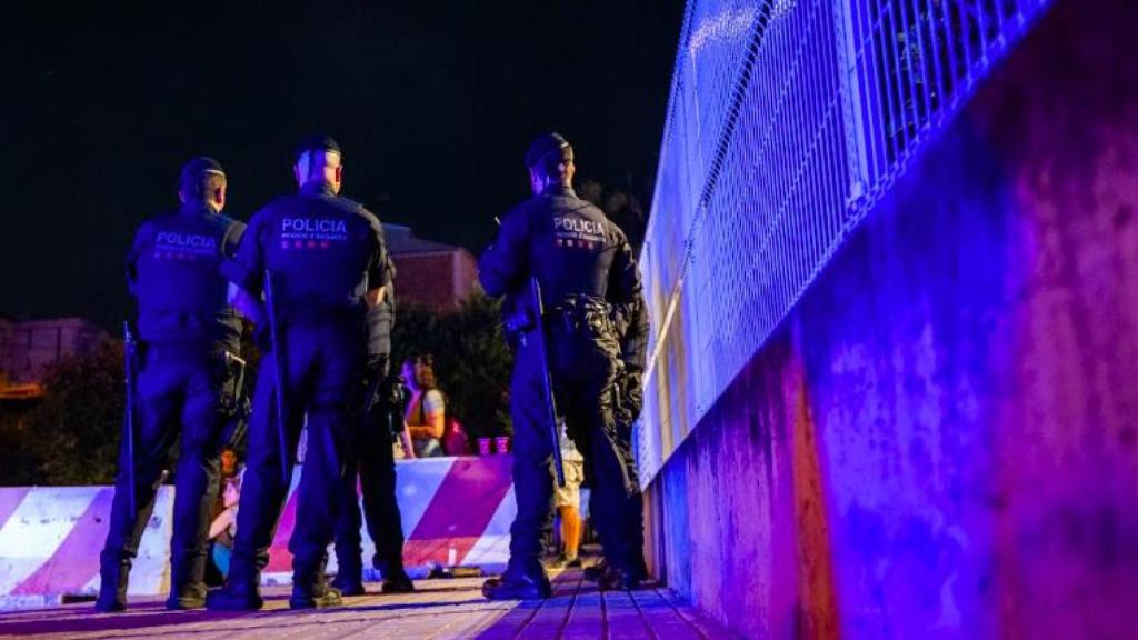Agentes de los mossos durante un operativo