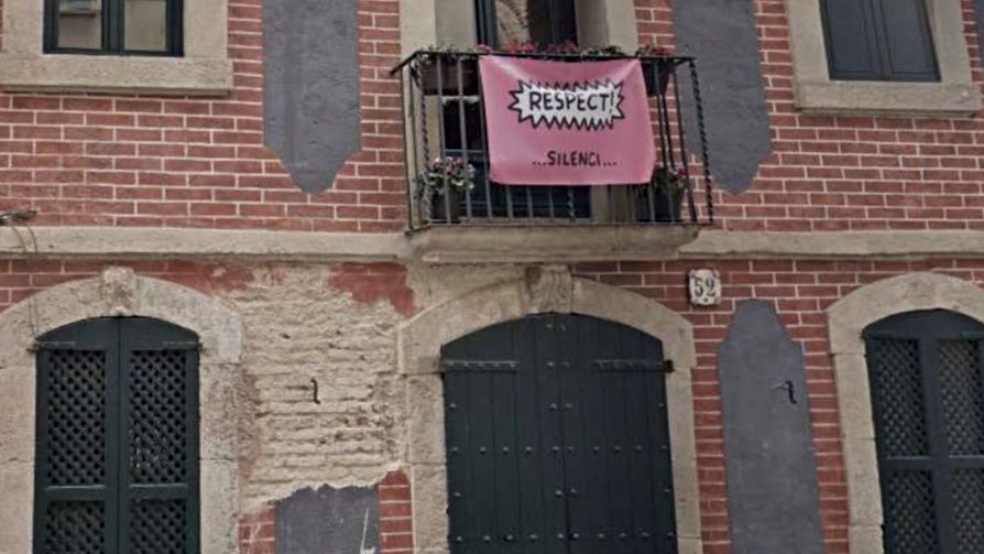 Despreniment a la façana de la Casa de la Barceloneta