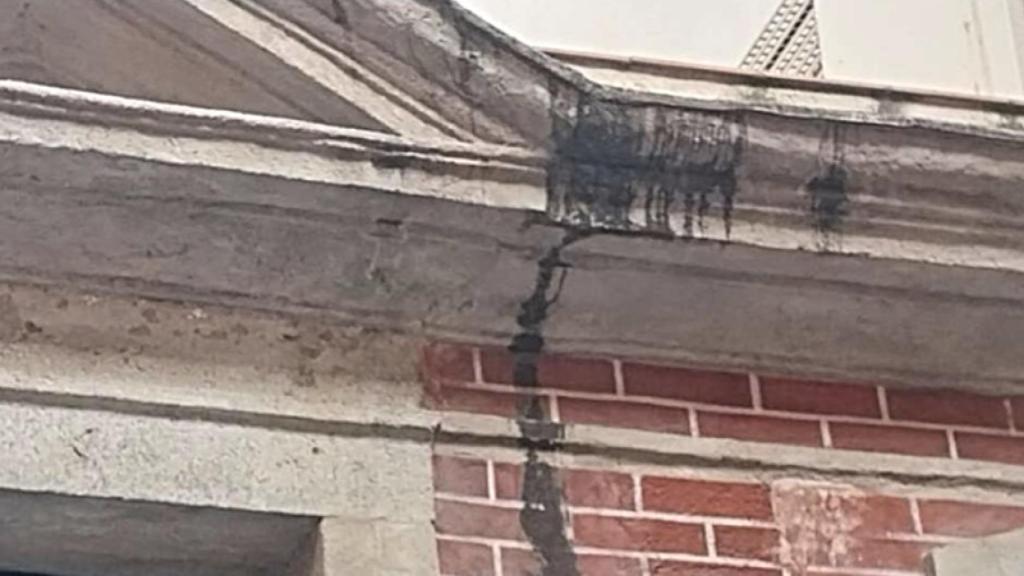 Brutícia a la façana de la Casa de la Barceloneta