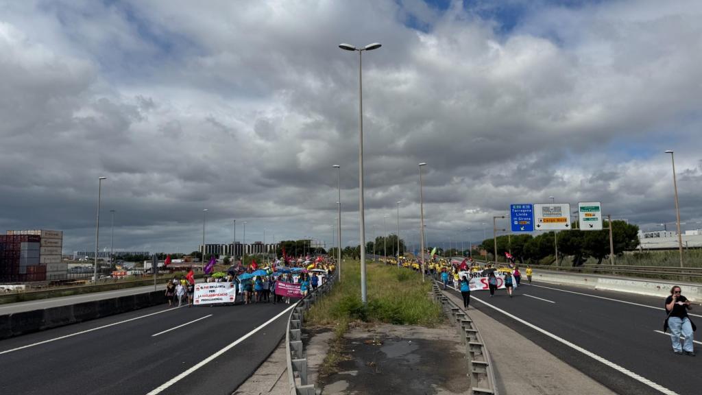 Docentes cortan la ronda Litoral en una nueva jornada de huelga en Barcelona