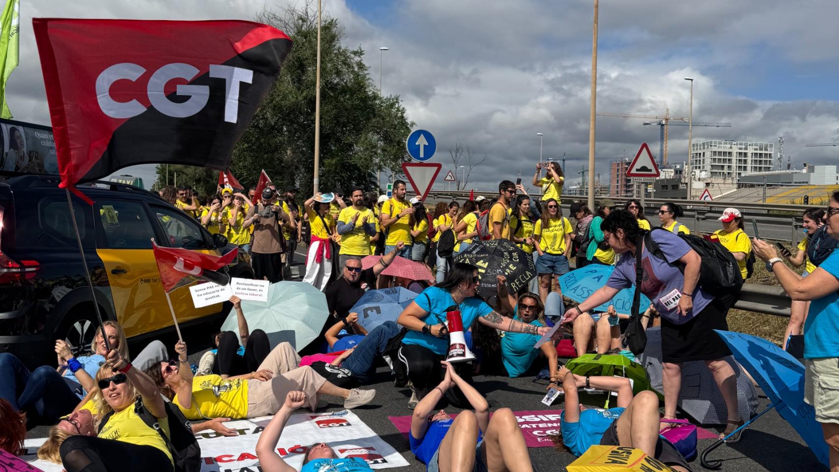Docentes cortan la ronda Litoral en una nueva jornada de huelga en Barcelona