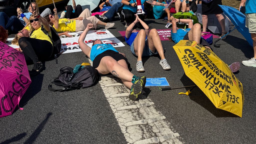Docentes cortan la ronda Litoral en una nueva jornada de huelga en Barcelona