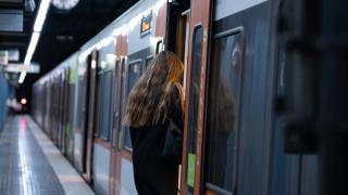 Una persona entra en un tren en la estación de Gràcia