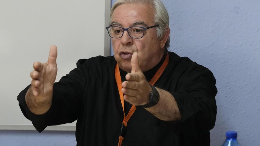 El sacerdot del centre penitenciari, Jesús Bel, durant l'atenció als mitjans que han realitzat a la presó Brians 1 per donar a conèixer els detalls de l'acte