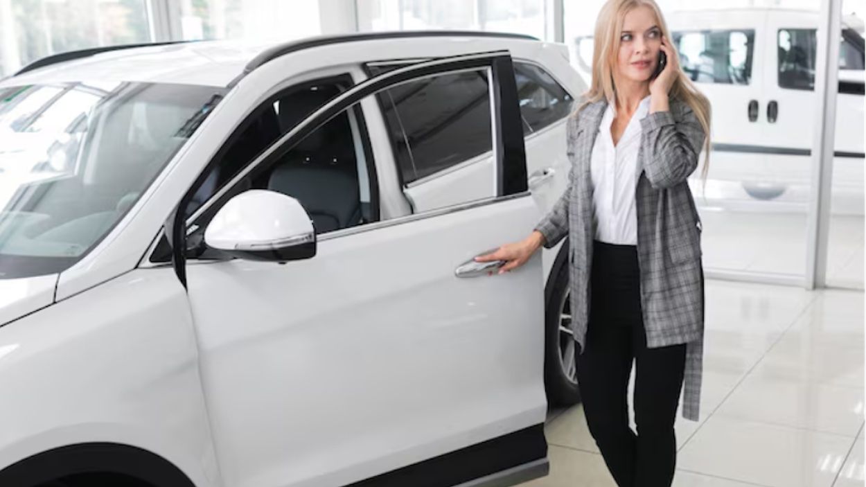 Una mujer recoge su nuevo coche de renting