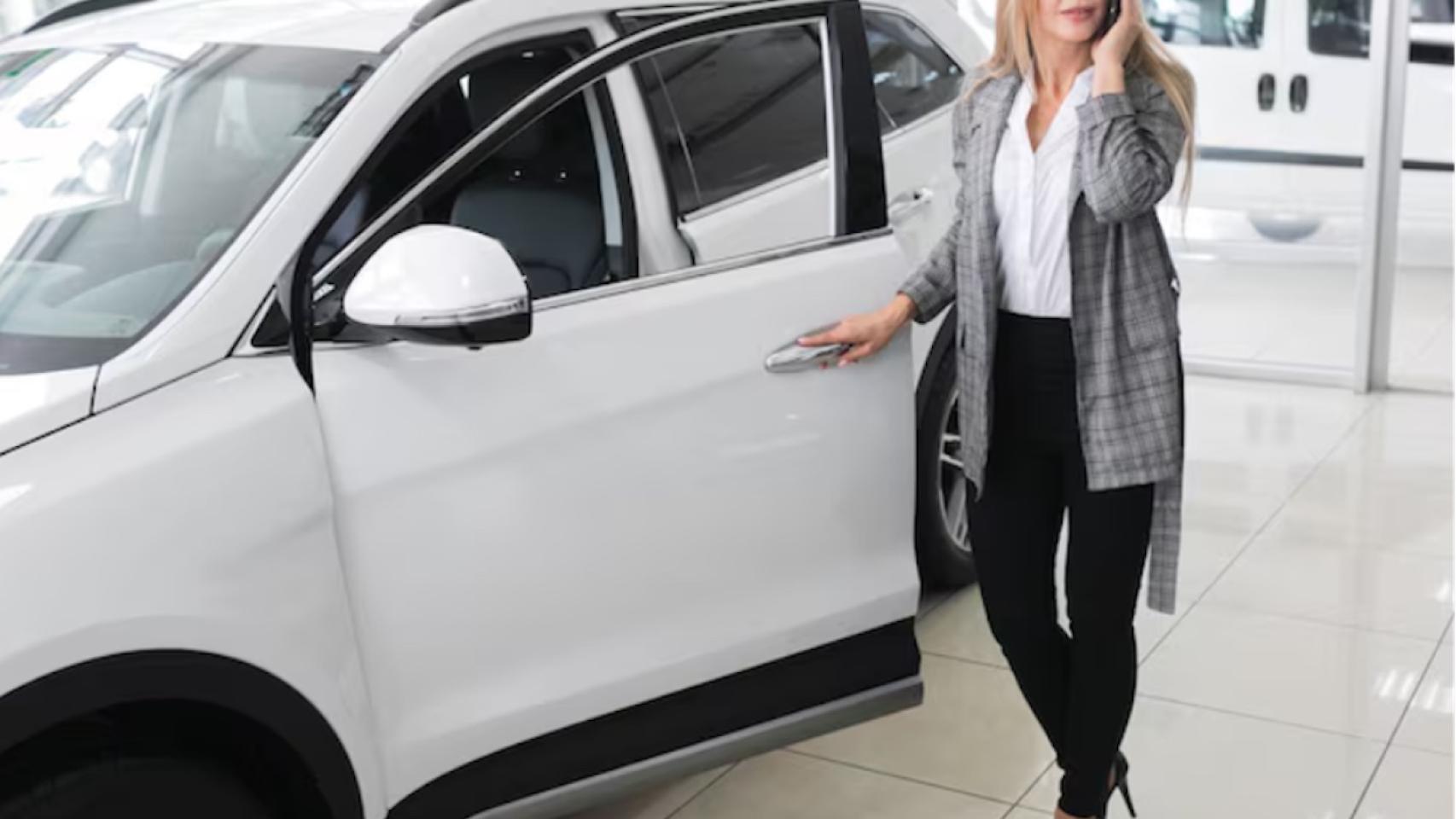 Una mujer recoge su nuevo coche de renting