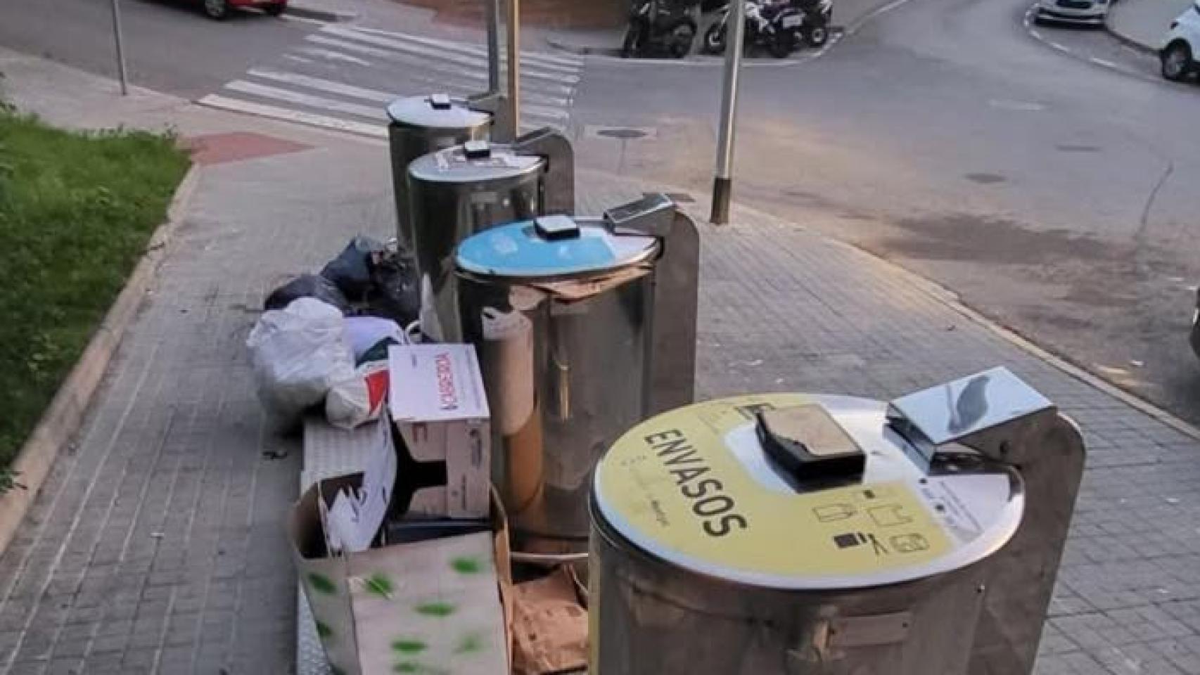 Basura fuera de los contenedores de Montgat