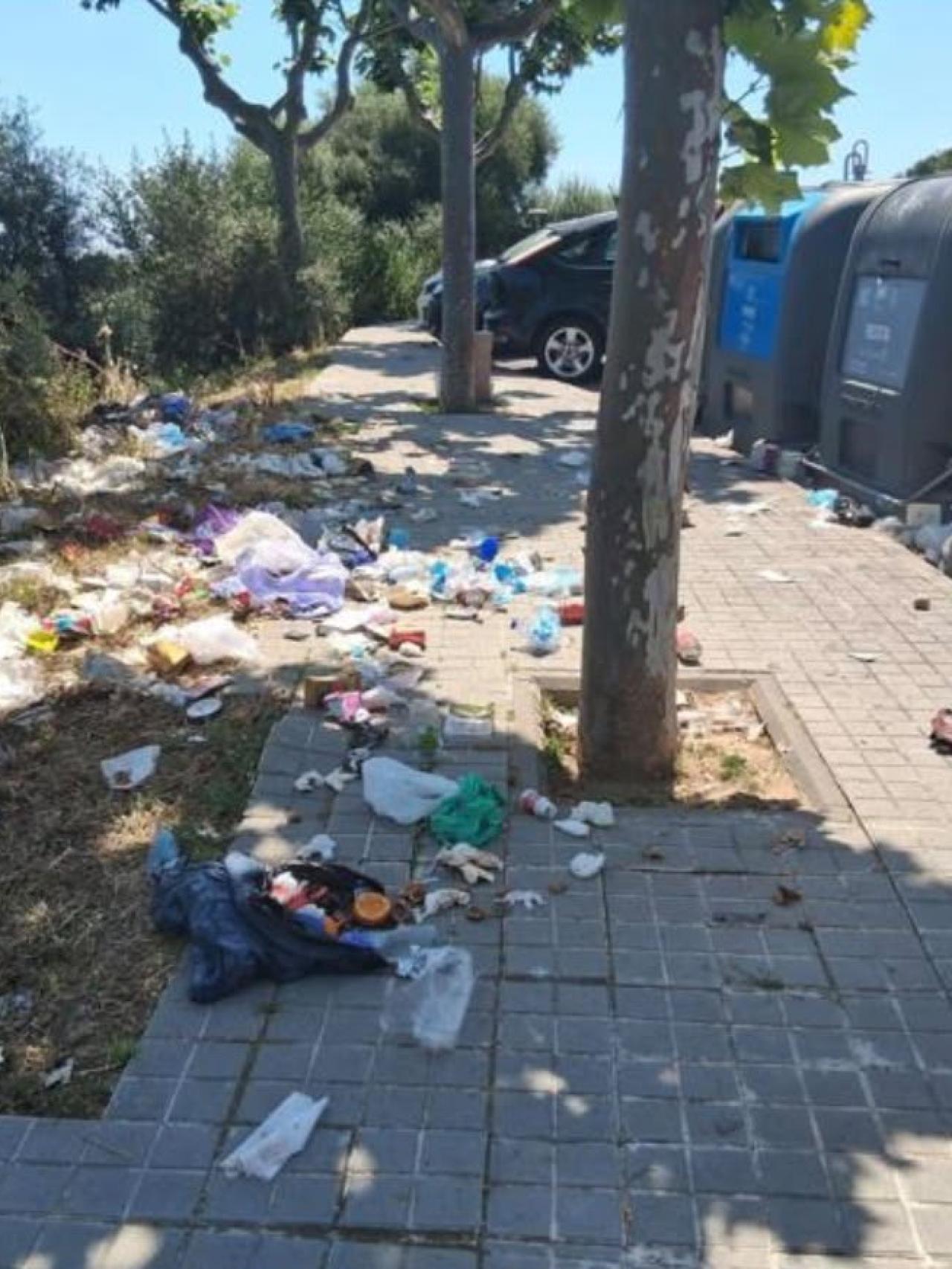 Basura acumulada fuera de los contenedores de Montgat