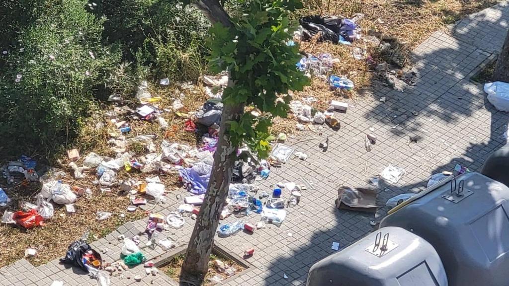 Escombraries acumulades fora dels contenidors de Montgat