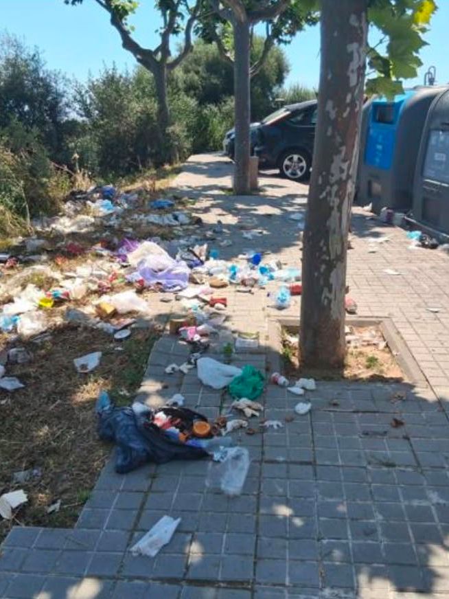 Escombraries acumulades fora dels contenidors de Montgat